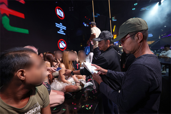 官员检查在场者的证件。