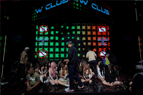 移民局根据情报,率队到一间娱乐场所展开突击。