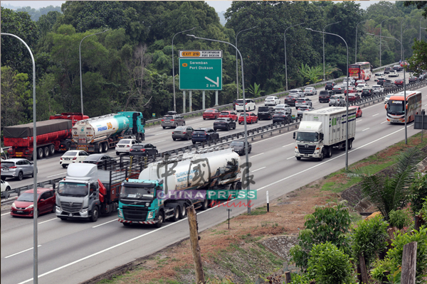 交通部为减少重型车辆超速肇祸，推出强制重型车安装限速器安装或激活限速器的举措。