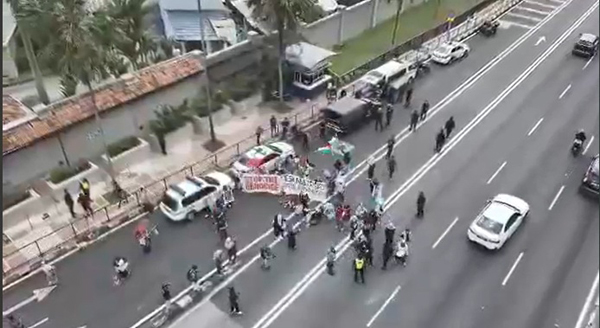 警方在行动中，逮捕2名涉嫌阻差办公的集会者。