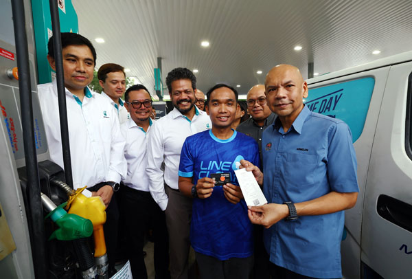 阿米占(右)说,符合资格的客船公司可从10月9日起申请RON95汽油补贴现金退款。