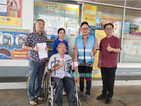 张育毅(右2)赠送现金添油礼券予沈渊全。右是刘志俍,左起邱培栋及Ha Thi Nhien。