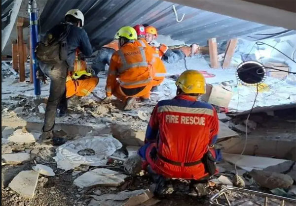 搜救人员持续在废墟中寻找受困者。


