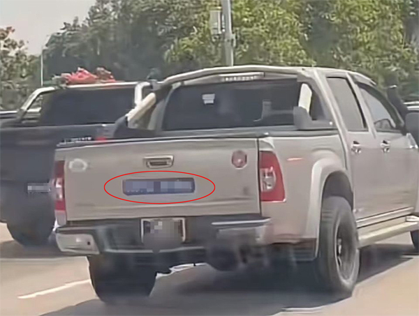 货卡后贴着印有希伯来文“马来西亚在我们手中”字眼的贴纸,引起民众不安。