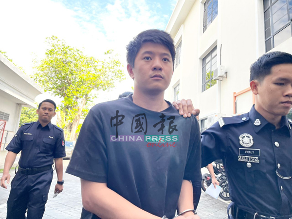 25岁华裔青年，被控在酒店房内性侵犯女子，他不认罪。