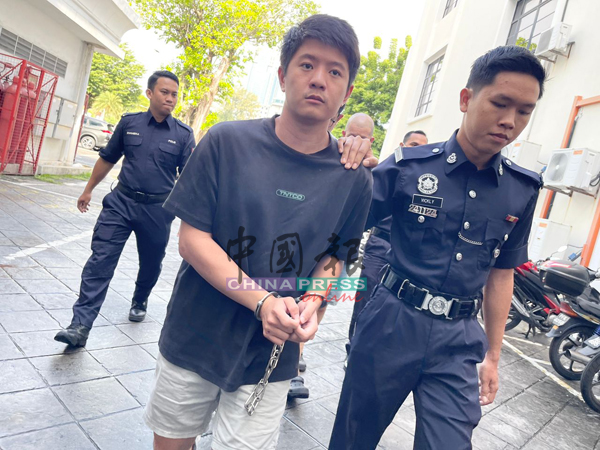 25岁华裔青年，被控在酒店房内性侵犯女子，他不认罪。