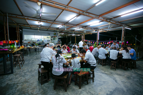 森民政党举行中秋晚宴，安排特别环节让萧亚琼分享拿到蓝登记的喜悦。
　
