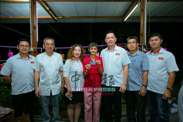 萧亚琼感谢森民政党为申请蓝登记的事上奔走,左起是李文轩、钟伟兴及吴秀玲,右起是辜进秋、谢鹏芳及李万金。