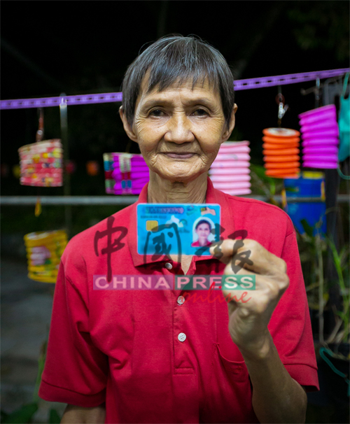 萧亚琼拿到蓝登记后,第一件最想做的事是申请政府的援助金,毕竟年纪大了,生活成问题。