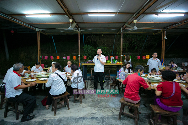 李万金向基层作党发展汇报时,扬言森民政党不曾忘记为民服务。
