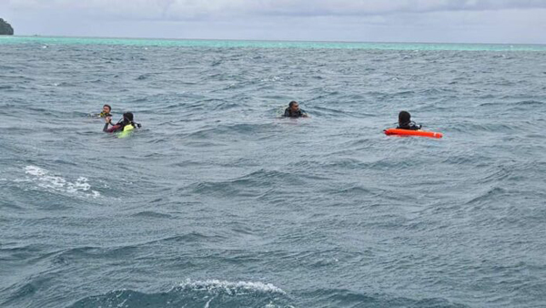 蛙人和潜水员在海域进行搜寻。

