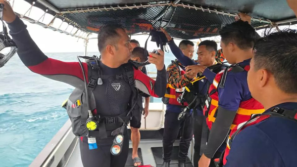 搜救单位分别在陆地和海域上进行搜寻行动。