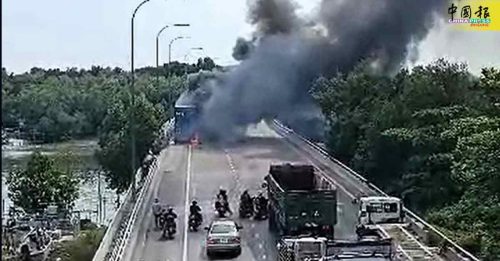 失火抛锚停路中间 载铁拖格罗厘 突爆炸