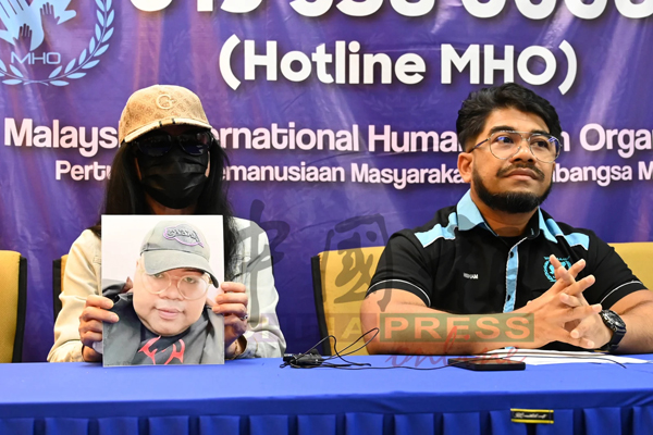 萝丝(左)手持儿子的照片,日前在记者会上潸然泪下,希望儿子能回到身边。(档案照)