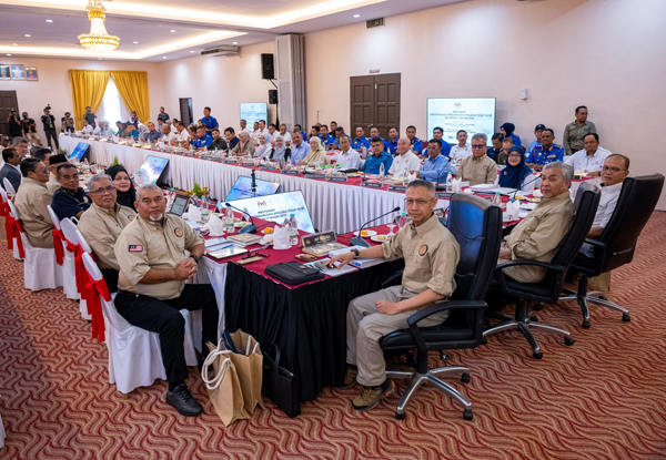 阿末扎希(右2)主持中央灾难管理委员会会议。右为彭亨州务大臣拿督斯里旺罗斯迪。