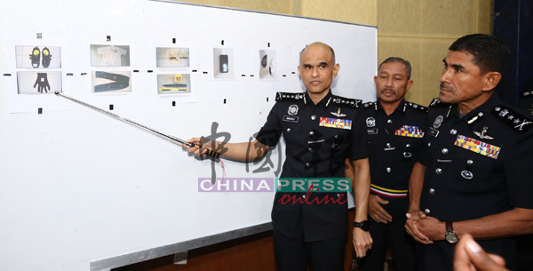 警方在学校广场，一并充公一把18.5公分长的刀子。

CR251015PKVY19
