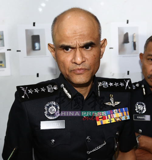 沙兹里说，警方初步调查，嫌犯是通过网络购买刀子。