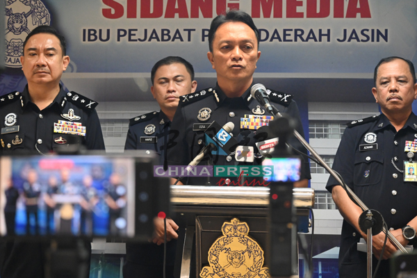 c01: 祖凯里慕达（前右）为甲双尸命案召开记者会。左是阿末杰夫里，后右是阿查哈。