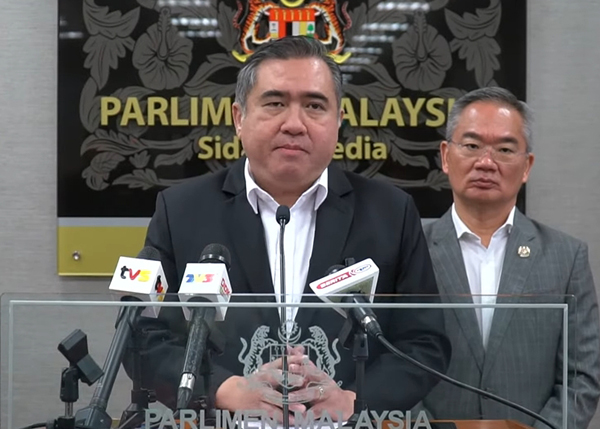 陆兆福(左)召开记者会。