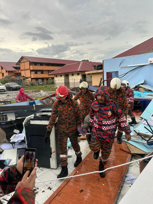 “龙卷风”席卷雪昔江港 屋瓦锌板乱飞 有人受伤