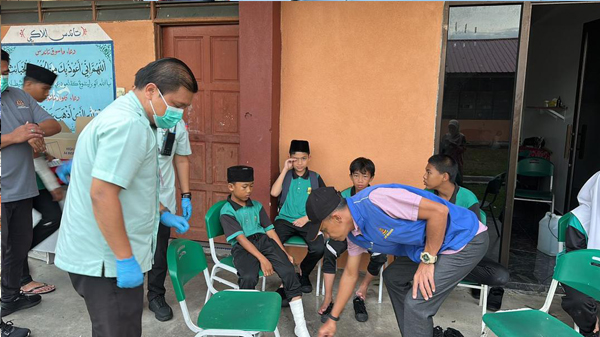 “龙卷风”席卷雪昔江港 屋瓦锌板乱飞 有人受伤