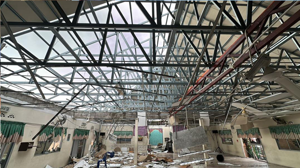 “龙卷风”席卷雪昔江港 屋瓦锌板乱飞 有人受伤