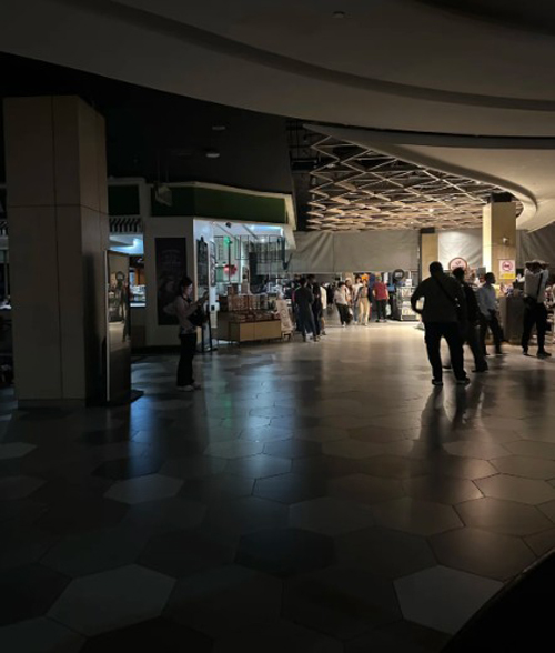 谷中城突然停电，令商场内的顾客感到错愕。