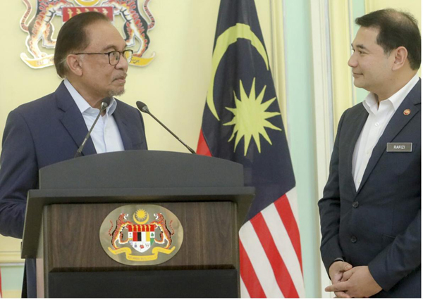 拉菲兹（右）回应与安华出现分歧的原因。