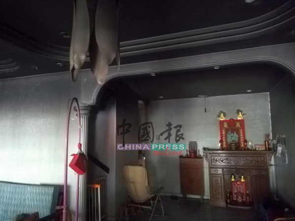 火势从车房漫延至客厅，沙发、家具和天花板都烧毁。

MK251022WCKA04：车房石膏天花板烧毁情况严重。

MK251022WCKA05：疑是受前夫欠赌债牵连，前妻共一家六口遭债主纵火追债。