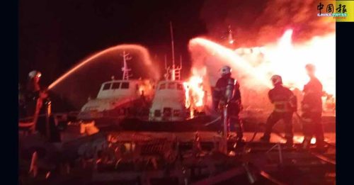 交怡岛3客船深夜失火 火光冲天