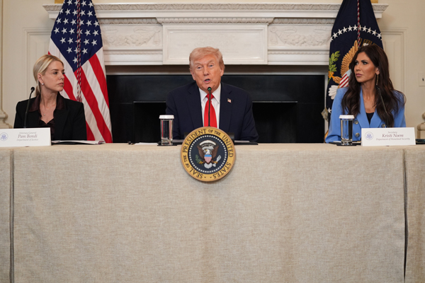 美国总统特朗普（中）8日在华盛顿白宫国宴厅举行的反法西斯主义圆桌会议上，率先预告以色列与哈马斯非常接近达成首阶段的和平协议。（美联社）
