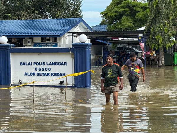 笼呀路市镇警局淹水，出入极为不便。