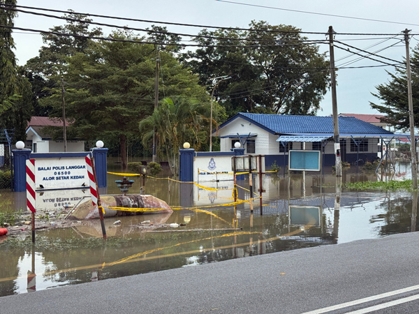 河水暴涨及上游流水涌入下游的双重影响，导致警局淹水。