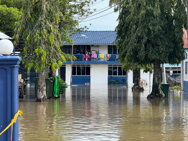 警局淹水情况严重，水位达到膝盖位置。