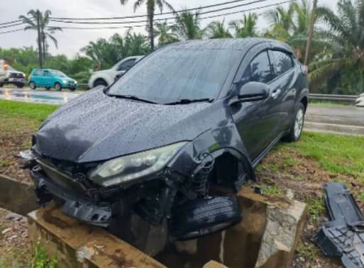 猛烈的撞击导致本田HRV休旅车被抛至路边的沟渠上。