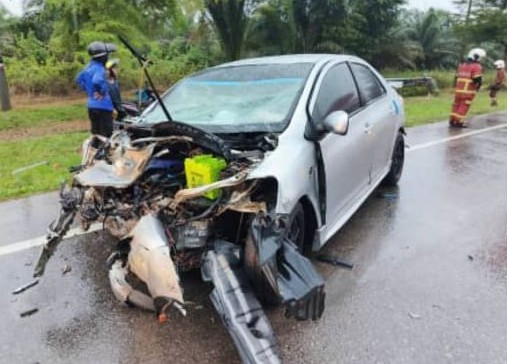 丰田Vios轿车车首严重损坏。