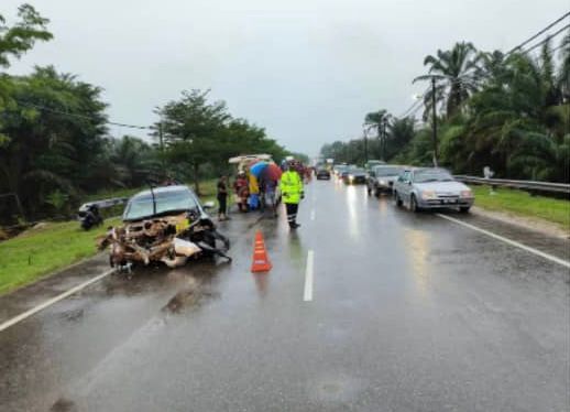 滂沱大雨中发生夺命车祸，三辆轿车连环撞导致1死2伤惨剧。