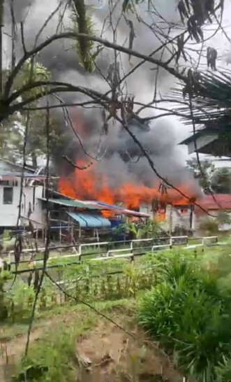 尽管火势猛烈，但现场围观群众却只顾着直播拍视频，没有人主动致电消拯局和警方求助。