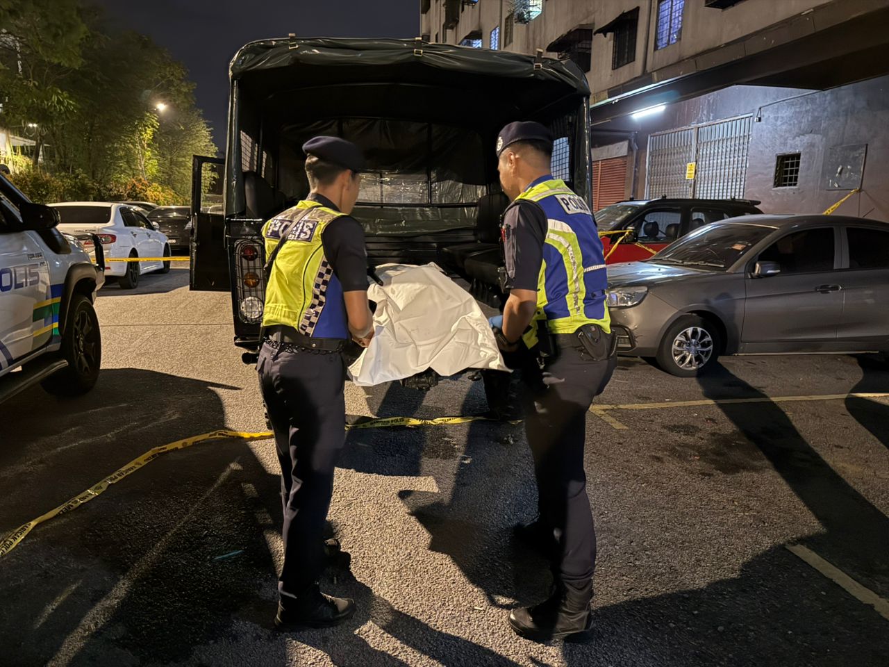 警方完成调查后，将死者遗体送往医院太平间剖验。