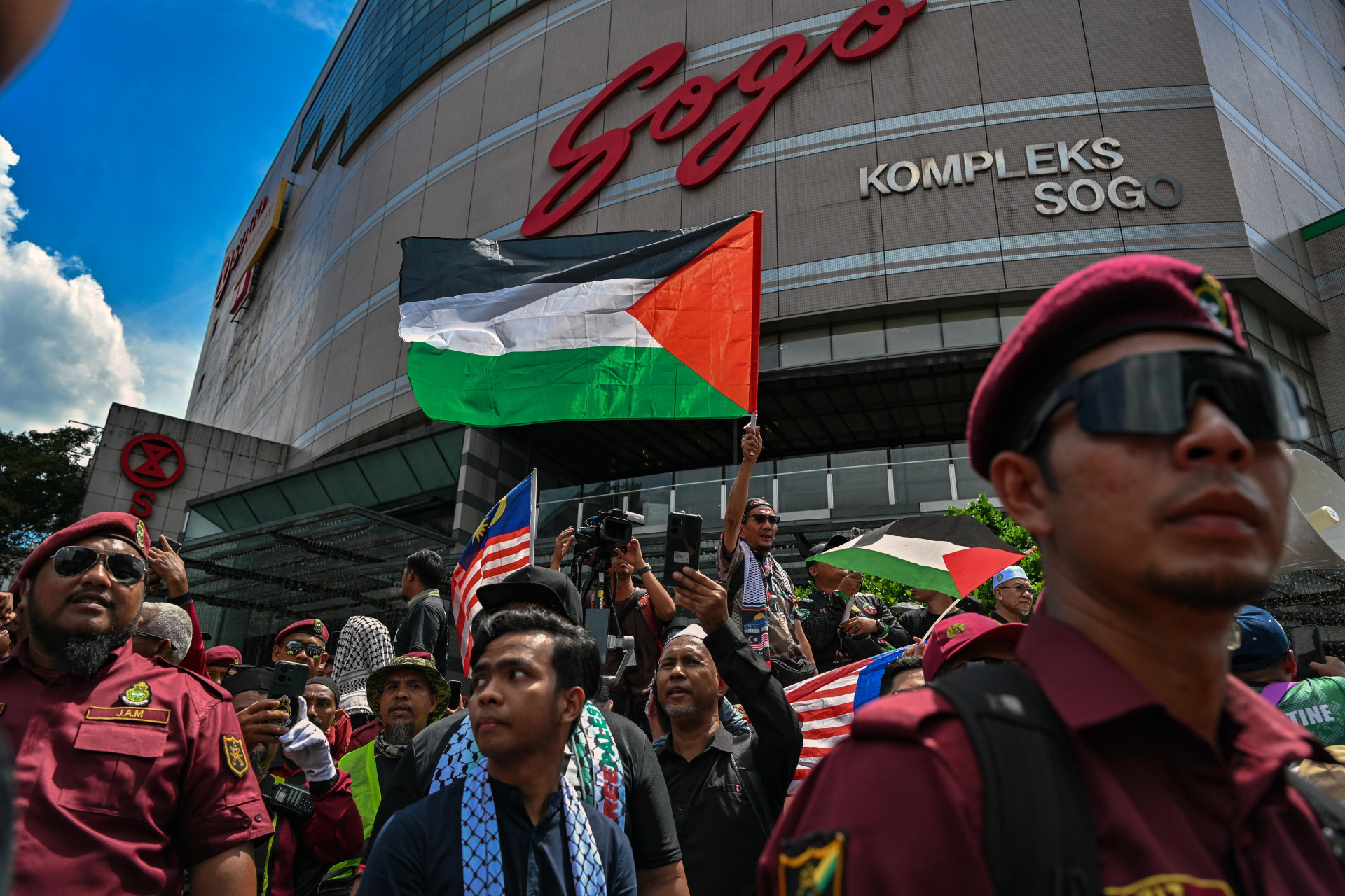 反城新法挺人道船 两集会逾千人上街