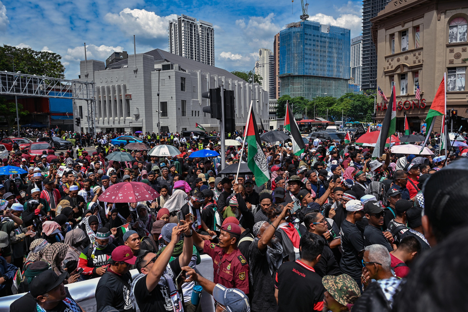 反城新法挺人道船 两集会逾千人上街