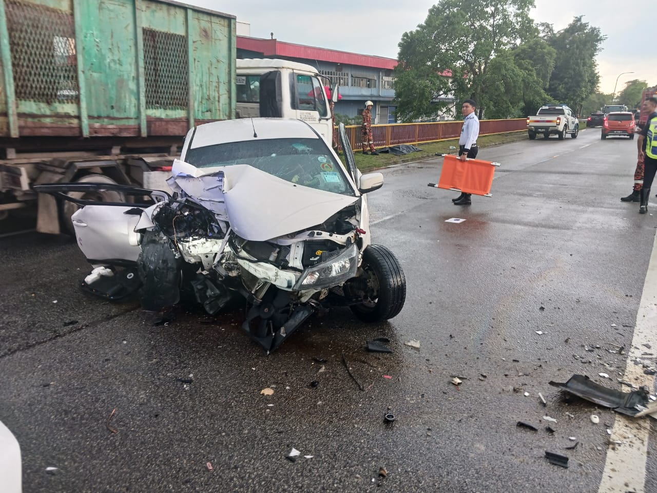 轿车疑失控撞向收费站分界墙,涉案轿车的车头被严重撞毁。