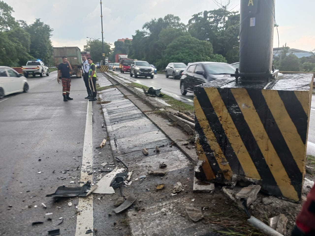 案发现场遗落大量轿车零件及碎片。