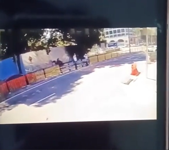 2名女学生过马路时，被一辆白色轿车撞倒。