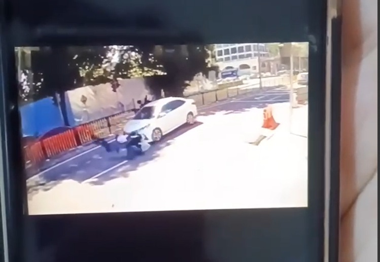 轿车司机疑没有注意路况，撞飞2名学生。