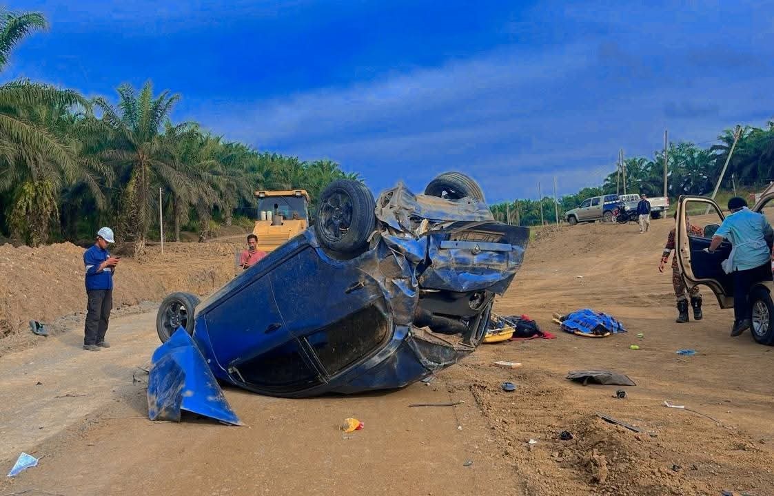 轿车翻覆四轮朝天，车尾严重损毁。