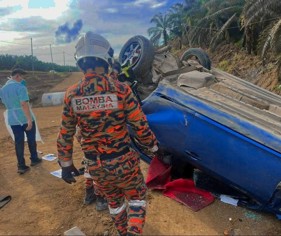 消拯员和医护人员到场后，立即展开救援行动。