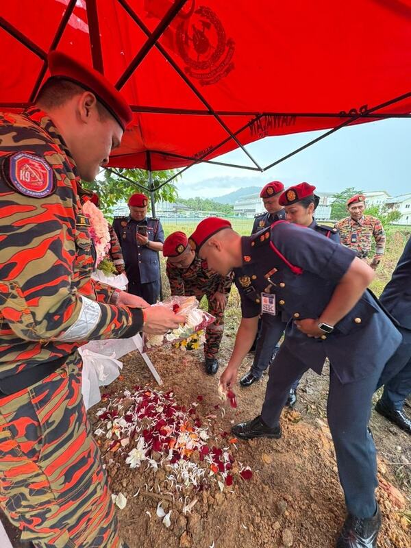 消拯员出席Sue的安葬及哀悼会。
