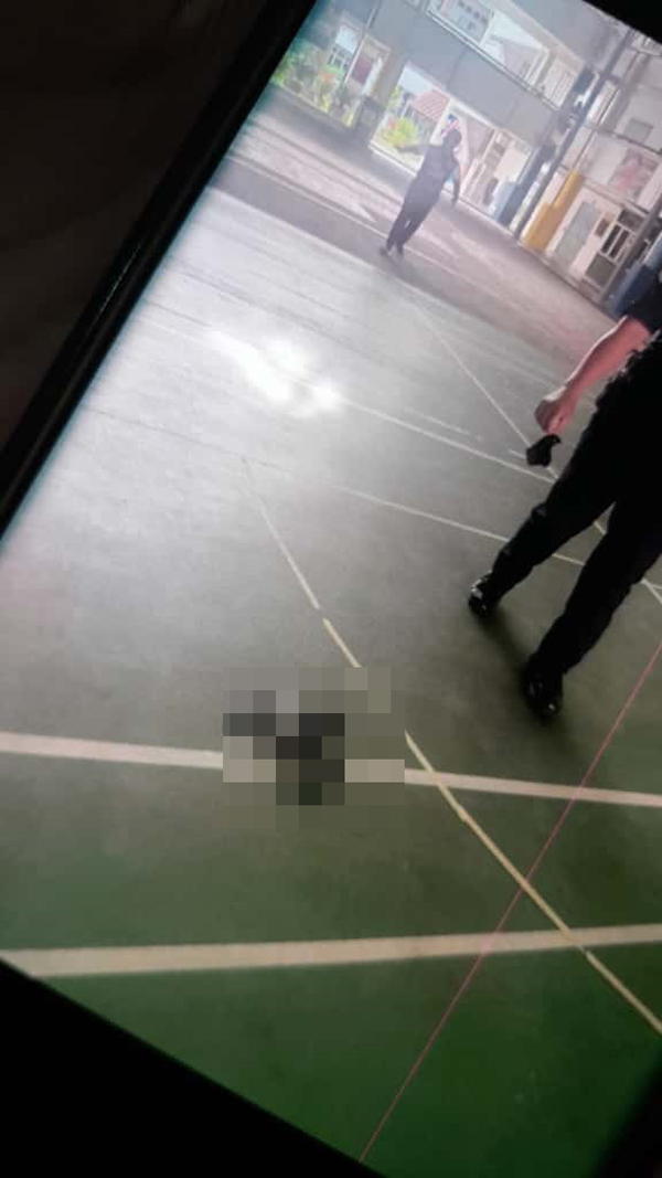 案发现场的地上放置着相信是凶器的刀具。