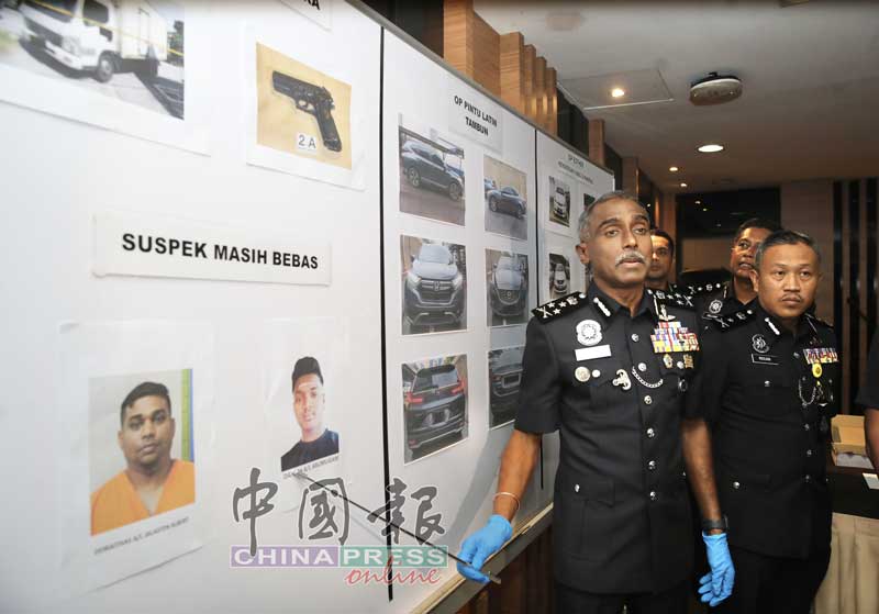 M古马（左）公布两名在逃嫌犯照片，并指右边的嫌犯是一名通辑犯。
